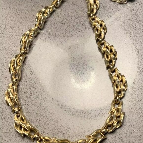 RARE VINTAGE SIGNED CROWN TRIFARI GOLDTONE 16 3/4" NECKLACE EXCELLENT CONDITION - Picture 4 of 16